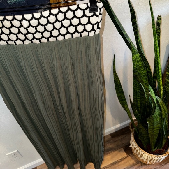 Dear Creatures Anthropologie Green Pleated Midi Skirt with Knit Waistband Size L - Picture 8 of 9